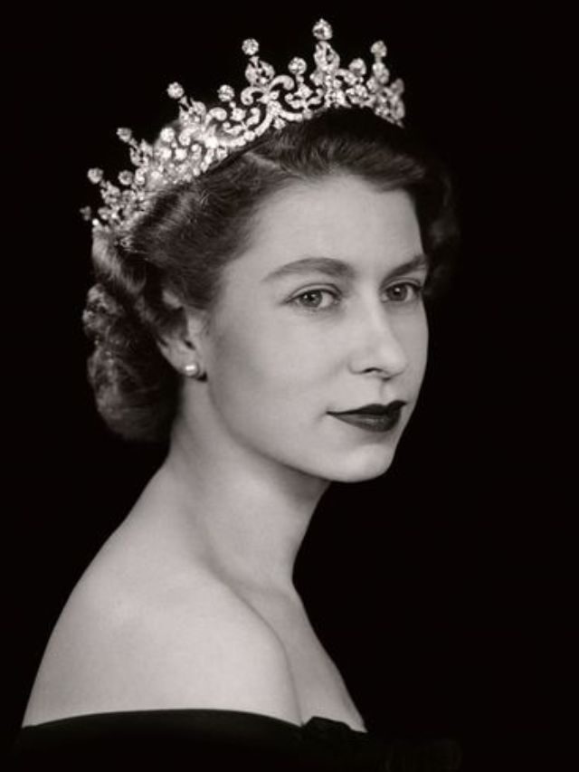Queen Elizabeth II Lived in a Rs 39000 Cr Palace