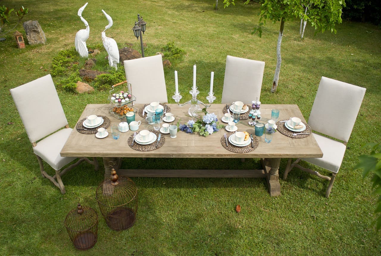 Outdoor Dining Table and Chair Idea